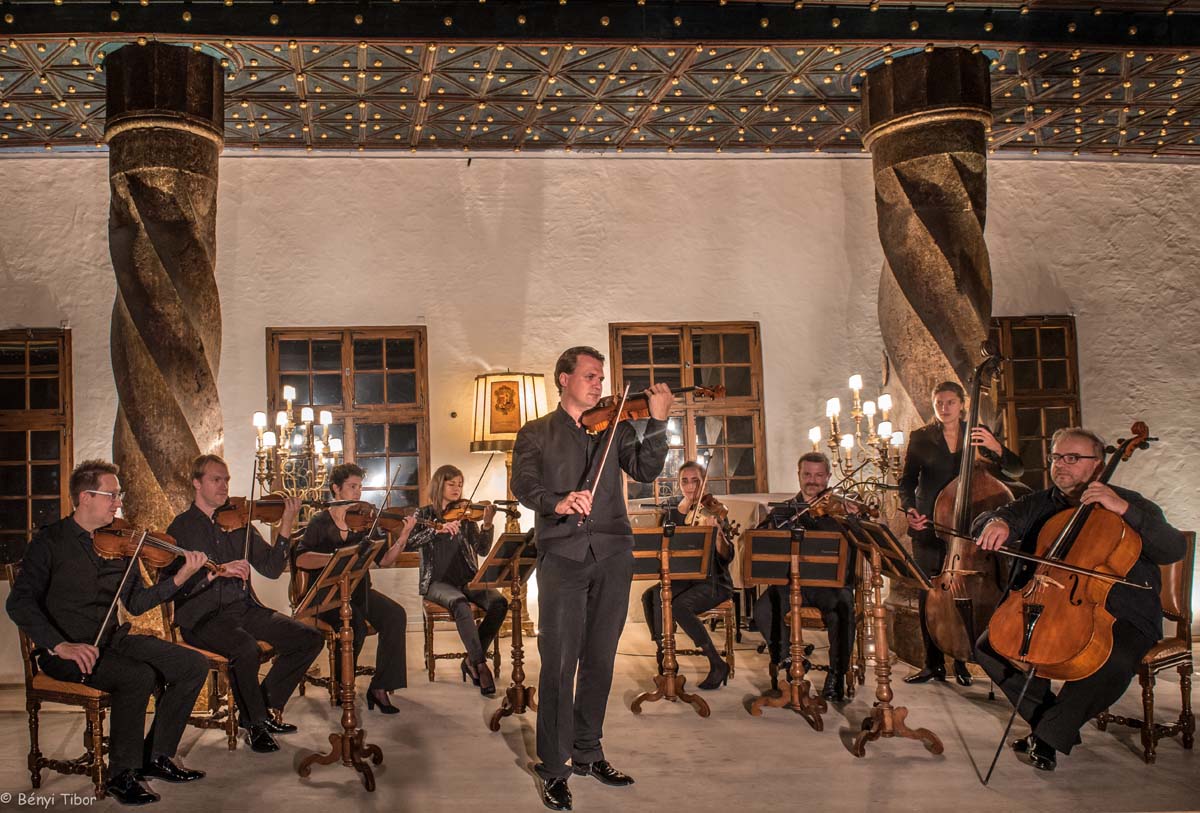 Ensemble mit Streichern und Klavier bei einem Konzert in einem historischen Salzburger Saal